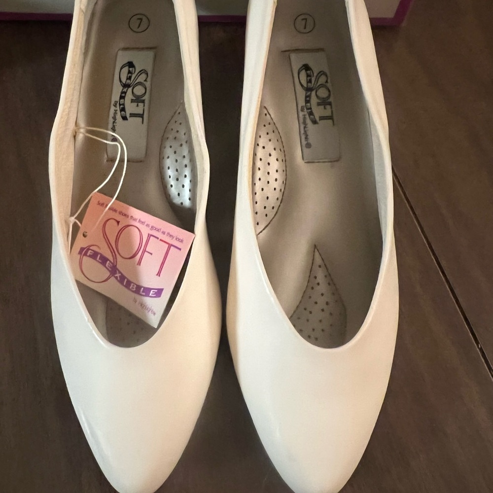 Whit slide on flats. NWT.  Highlights.